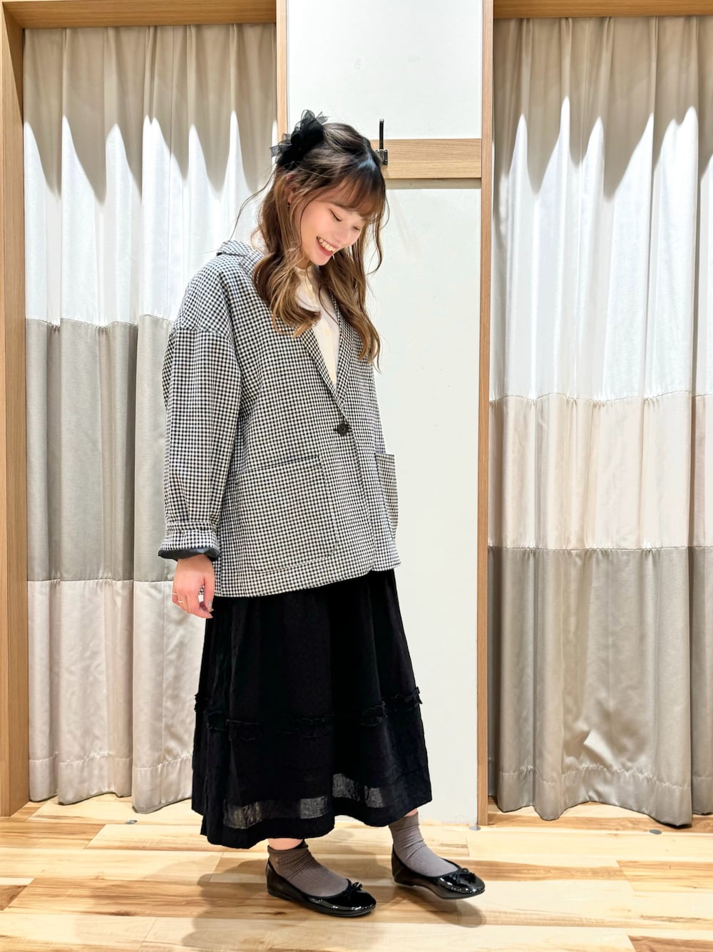 「春ファッション、大人可愛い、春、24SS春の新作、大人かわいい、スカートスタイル、スカートコーデ、黒、大人コーデ、きれいめコーディネート、大人ガーリー、キレイめカジュアル、春アウター、春物新作、モノトーン」｜「Samansa Mos2の綿麻テーラードジャケット（ノーカラージャケット、ブラック系）」を使った、はらみさん（レディース・157cm）の春コーディネートの1枚目の写真