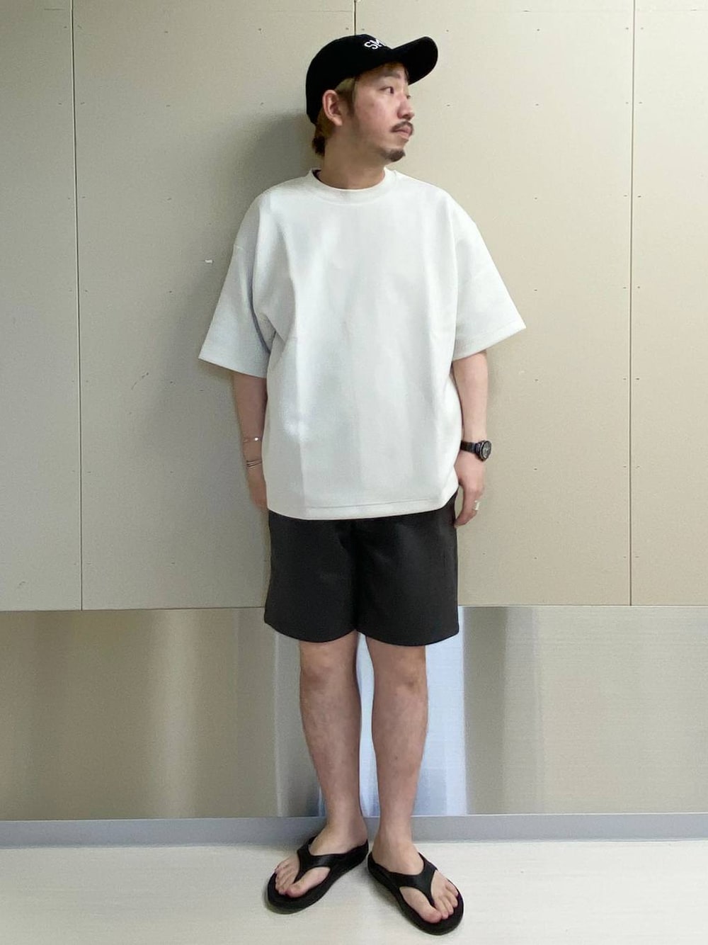 ホワイト系のTシャツ/カットソー、グレー系のスウェットパンツ、ブラック系のキャップを着用したメンズの夏コーディネートの1枚目の写真