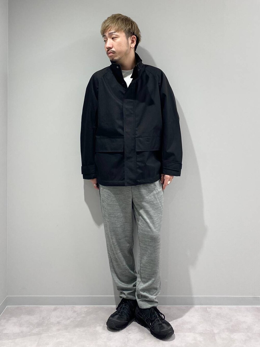 ブラック系のブルゾン、グレー系のスウェットパンツ、ホワイト系のTシャツ/カットソーを着用したメンズの秋コーディネートの1枚目の写真