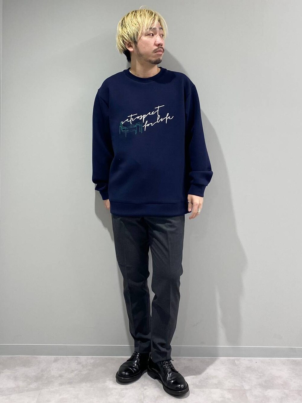「若見え、ゆったり、カジュアル、デート/ロマンティック、きれいめ、旅行、GLOBAL WORK、アーバンスラックス_GLOBAL WORK、スウェット」｜「GLOBAL WORKのライトクッションクルー/ロゴ/116246（スウェット、ブルー系）」を使った、はりー@Smileさん（メンズ・170cm）の冬コーディネートの1枚目の写真