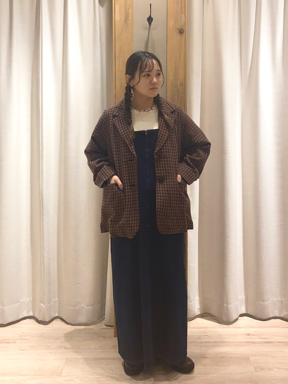 ブルー系のワンピース、ブルー系のノーカラージャケット、ホワイト系のTシャツ/カットソーを着用したレディースの秋コーディネートの1枚目の写真