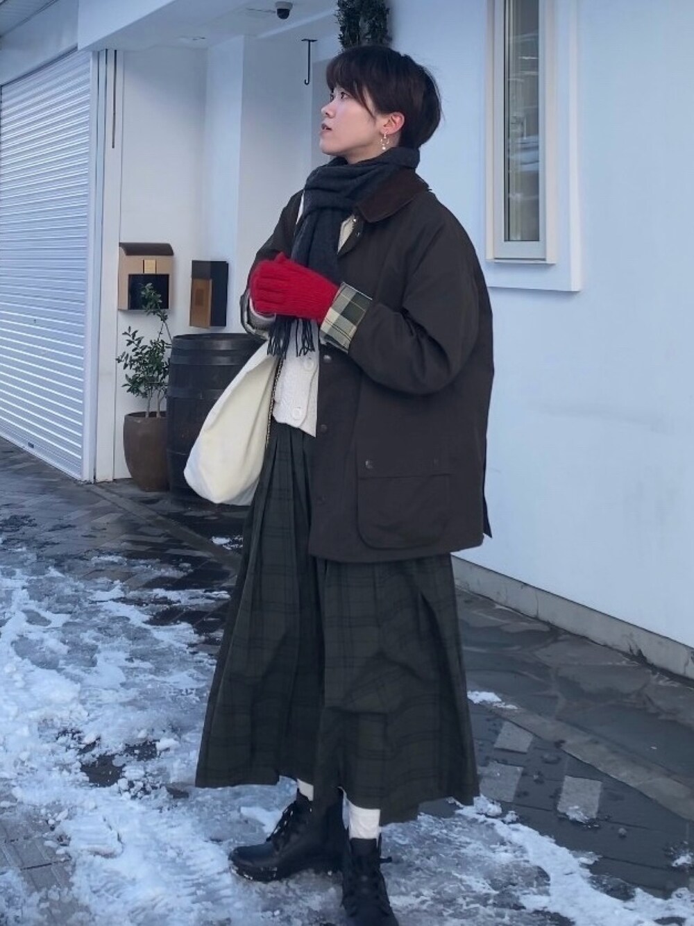 「冬コーデ、おでかけコーデ、オトナカジュアル、大人女子、最近のいい感じコーデ、ママファッション、チェック、チェックスカート、ショートヘア、バブアー、barbour、FUDGE、トラッド、トラッドスタイル」｜「FREAK'S STOREのBarbour × FREAK'S STORE/バブアー 別注 BEDALE OS SLEAVE/別注 ビデイル OS スリーブ/ジャケット（その他アウター、グリーン系）」を使った、Hinakoさん（骨格ストレート・レディース・166cm）の冬コーディネートの1枚目の写真