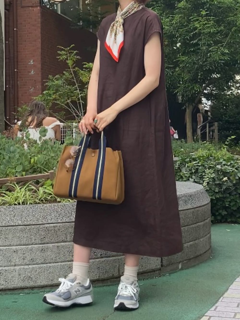 「ニューバランス、スニーカー、休日スタイル、きれいめカジュアル、夏コーデ、トラッド、スカーフ、高身長女子、おでかけコーデ、今日のコーデ」｜「VIOLAd'OROのアイテム（バッグ、ブラウン系）」を使った、Hinakoさん（レディース・166cm）の夏コーディネートの1枚目の写真
