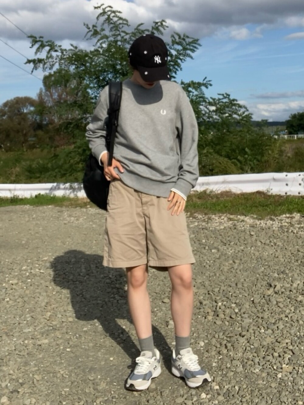 「秋っぽコーデ更新中、淡色コーデ、休日スタイル、ノームコア、スニーカーコーデ、スウェット、フレッドペリー、秋冬コーデ、ラクチンコーデ、秋先取りコーデ、ootd、カジュアル、トラッド」｜「FRED PERRYの[FRED PERRY/フレッドペリー] ワンポイントロゴ刺繍 クルーネックスウェット（スウェット、グレー系）」を使った、Hinakoさん（骨格ストレート・レディース・166cm）の秋コーディネートの1枚目の写真