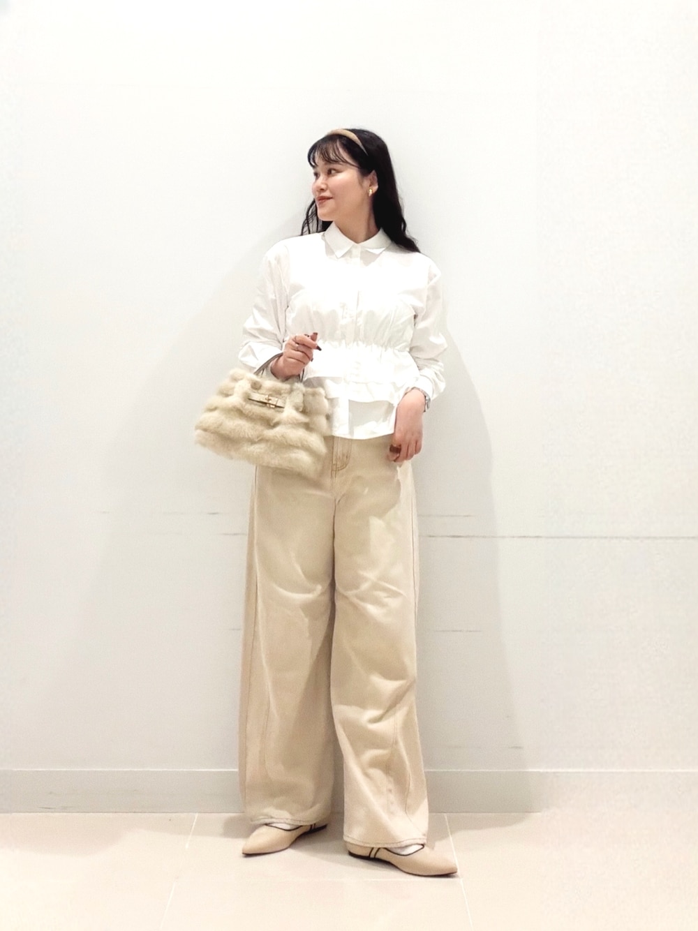 ホワイト系のシャツ/ブラウス、ベージュ系のデニムパンツ、ベージュ系のバレエシューズを着用したレディースの秋コーディネートの1枚目の写真