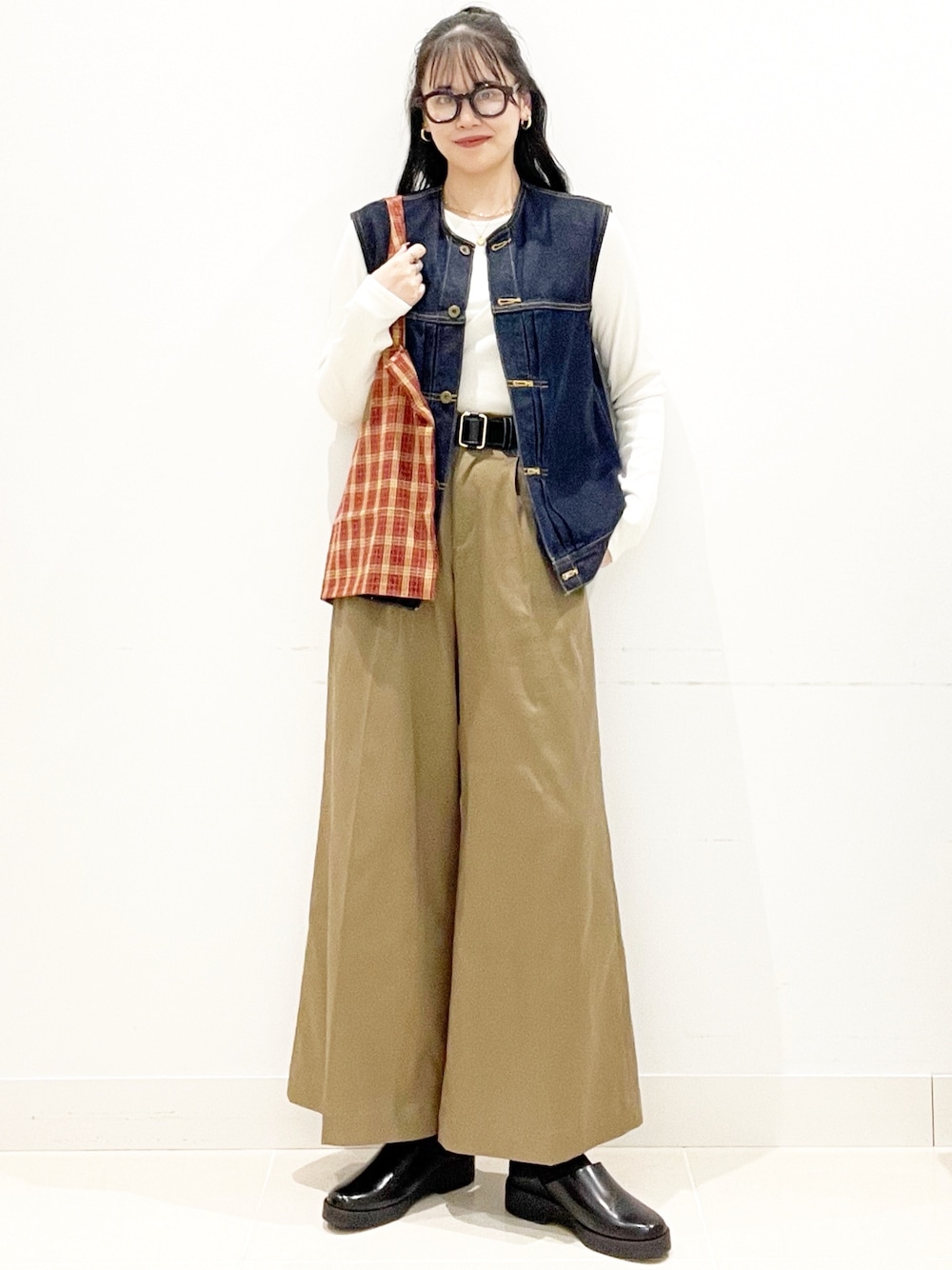 ベージュ系のその他パンツ、レッド系のトートバッグ、ホワイト系のTシャツ/カットソーを着用したレディースの秋コーディネートの1枚目の写真