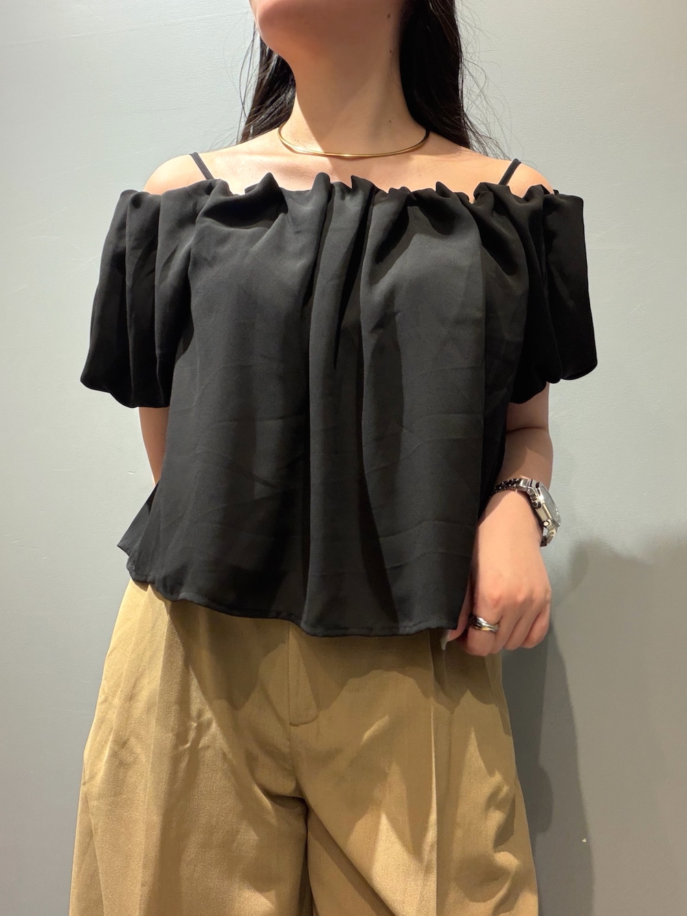 ブラック系のシャツ/ブラウス、ベージュ系のスラックス、シルバー系のリングを着用したレディースの夏コーディネートの1枚目の写真