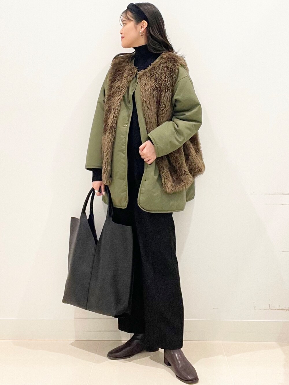 ブラック系のその他パンツ、ブラウン系のブーツを着用したレディースの冬コーディネートの1枚目の写真