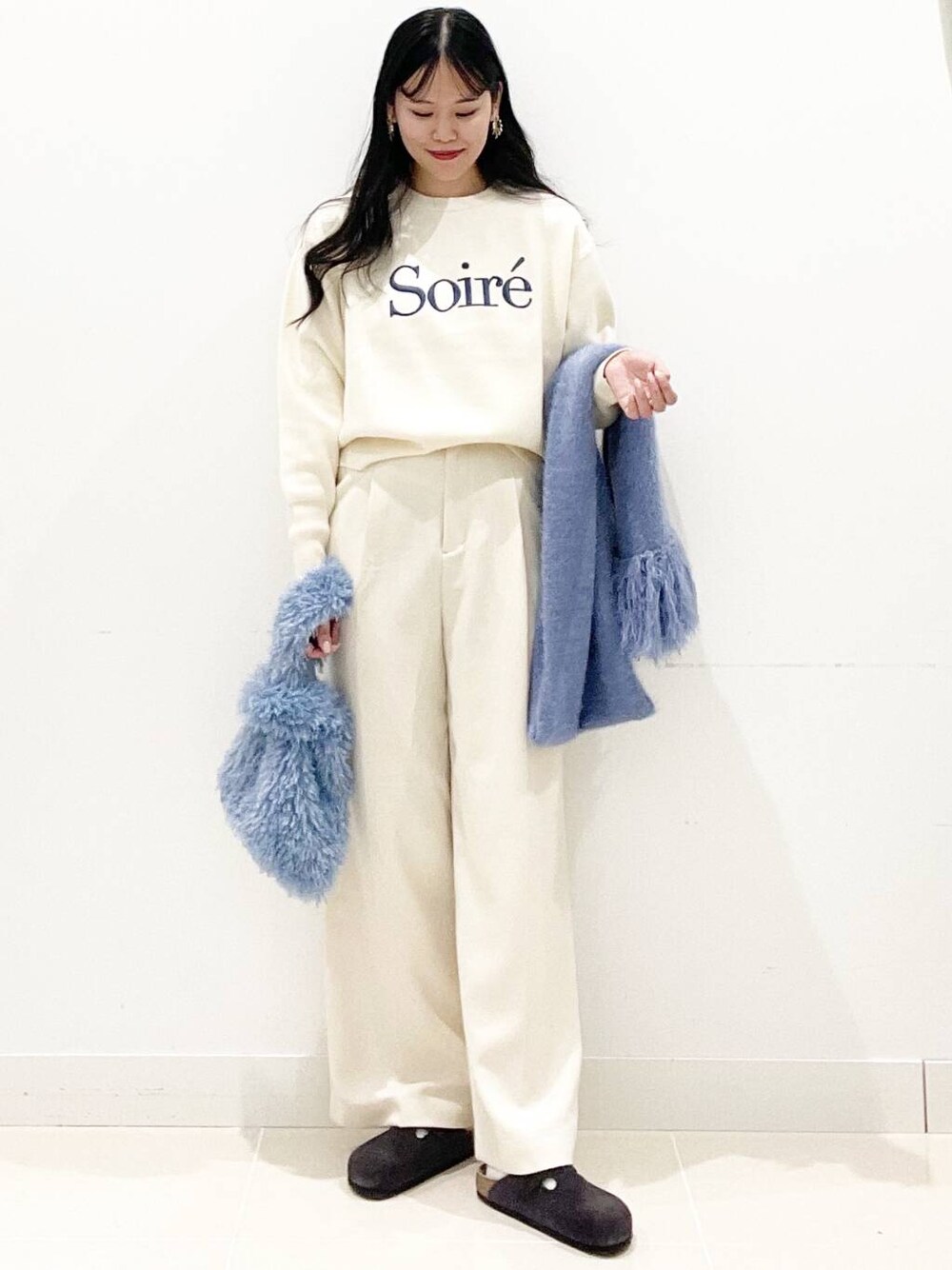 ブルー系のハンドバッグ、ホワイト系のその他パンツ、ホワイト系のニット/セーターを着用したレディースの冬コーディネートの1枚目の写真