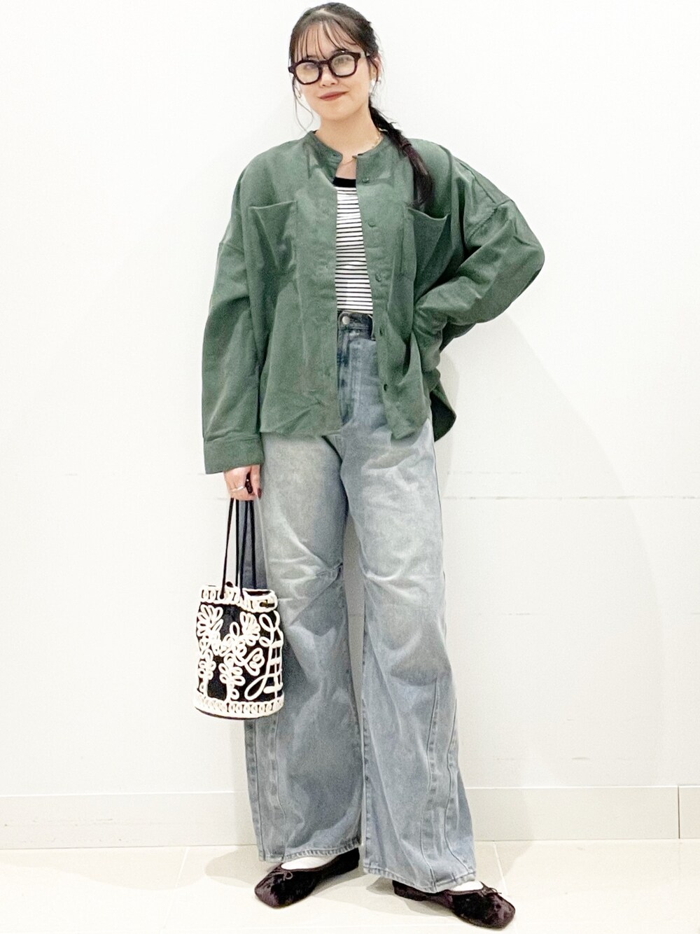 ブラウン系のバレエシューズ、ブルー系のデニムパンツ、ホワイト系のTシャツ/カットソーを着用したレディースの秋コーディネートの1枚目の写真