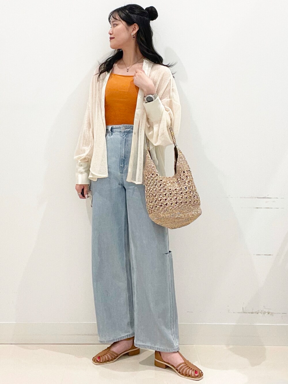 ブルー系のその他パンツを着用したレディースの冬コーディネートの1枚目の写真