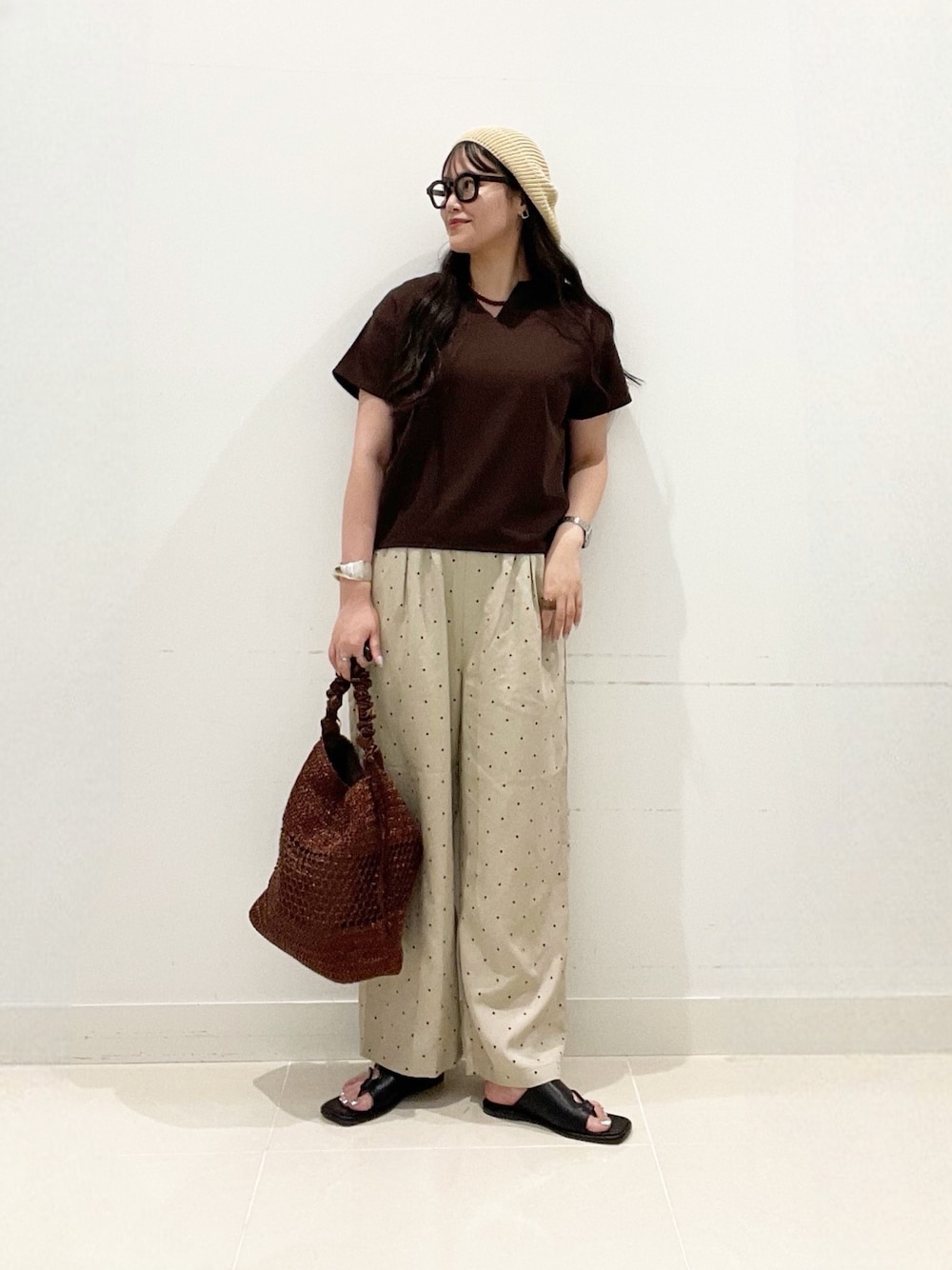 その他のその他パンツ、ブラウン系のショルダーバッグ、ブラック系のサンダルを着用したレディースの夏コーディネートの1枚目の写真