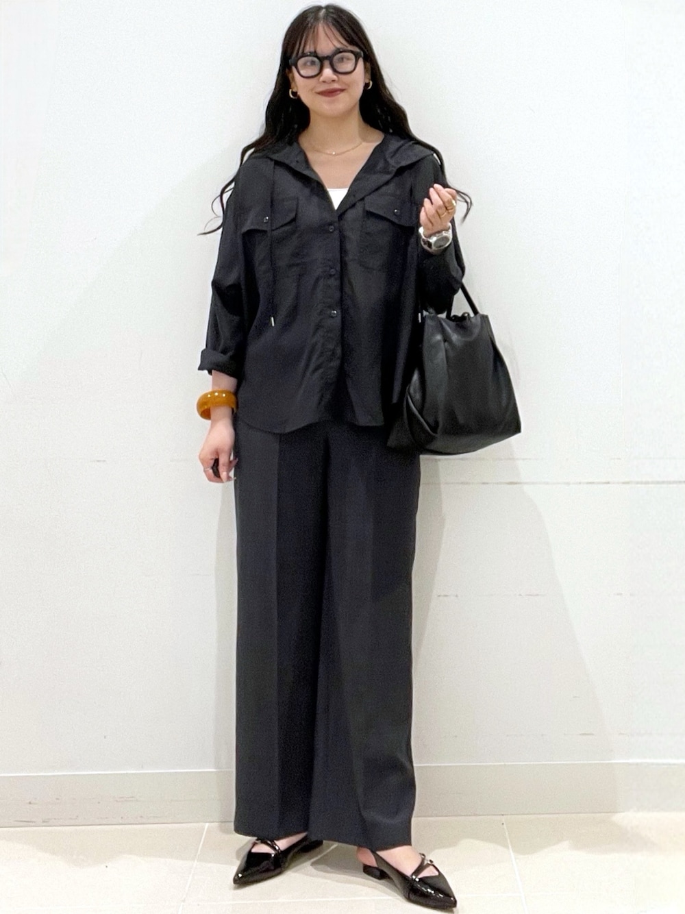 ブラック系のパンプス、グレー系のその他パンツ、ブラック系のショルダーバッグを着用したレディースの春コーディネートの1枚目の写真