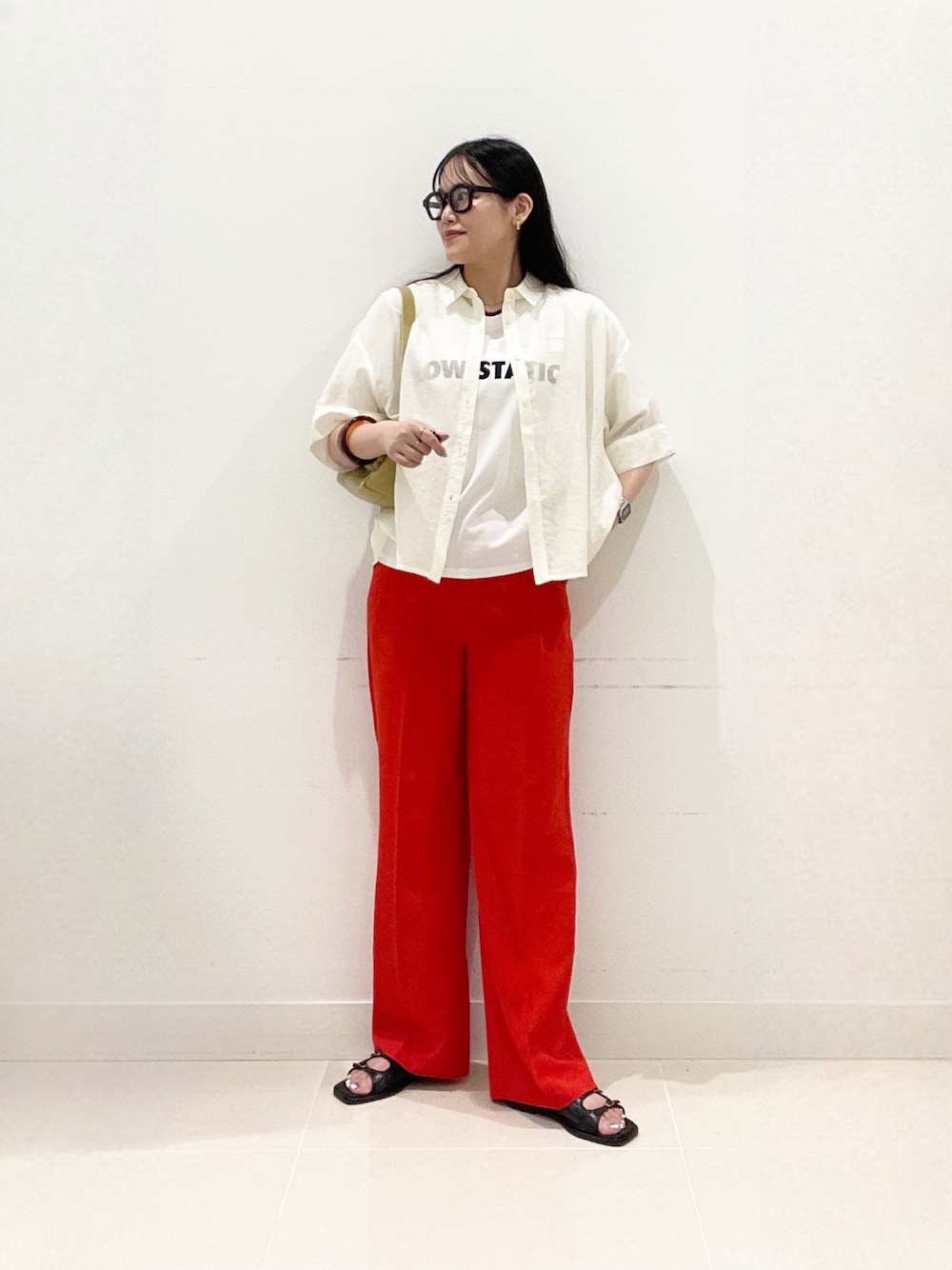 ホワイト系のシャツ/ブラウス、ブラック系のサンダル、レッド系のその他パンツを着用したレディースの夏コーディネートの1枚目の写真