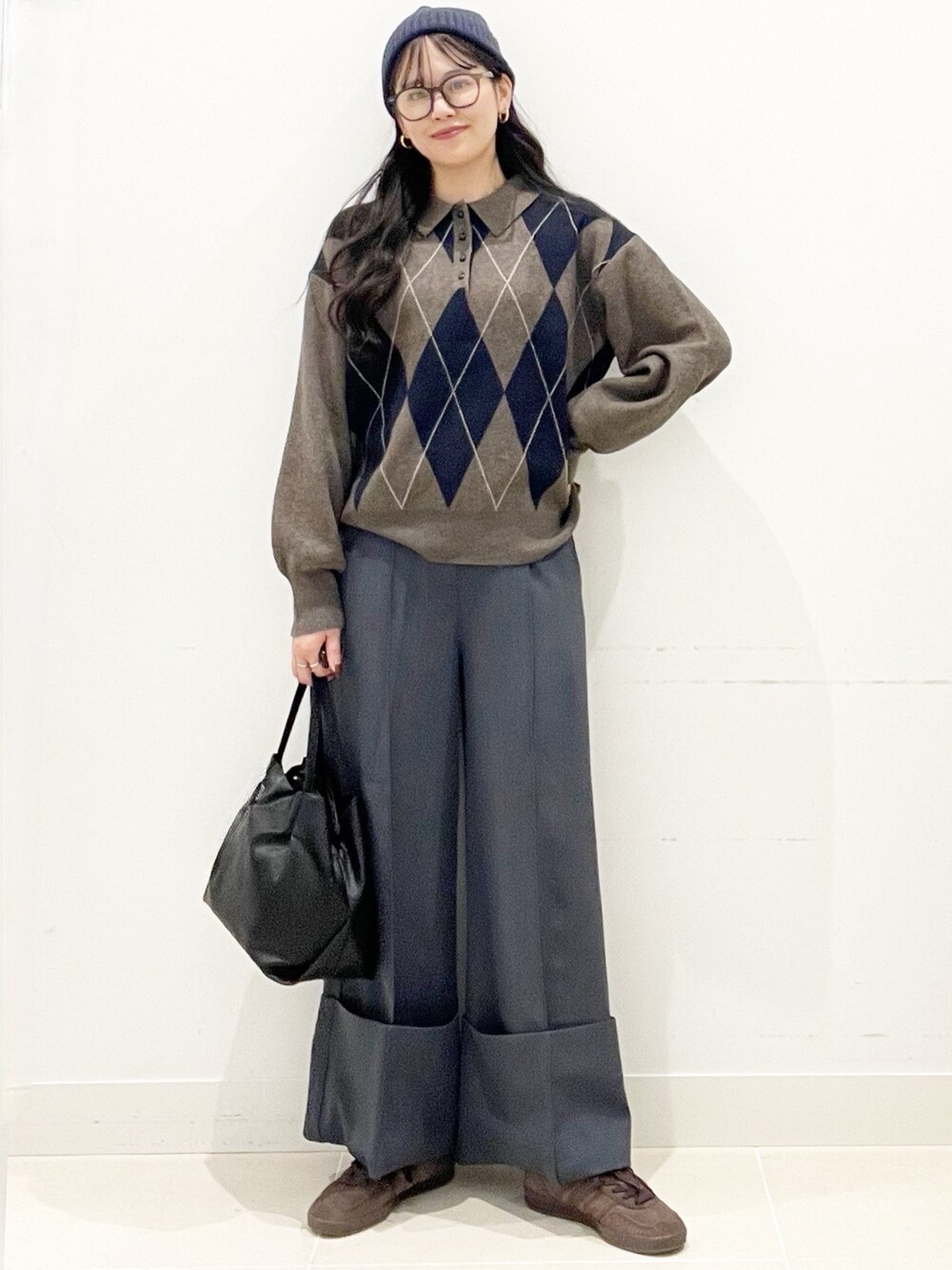 ブラウン系のスニーカー、グレー系のその他パンツ、ブラック系のトートバッグを着用したレディースの秋コーディネートの1枚目の写真