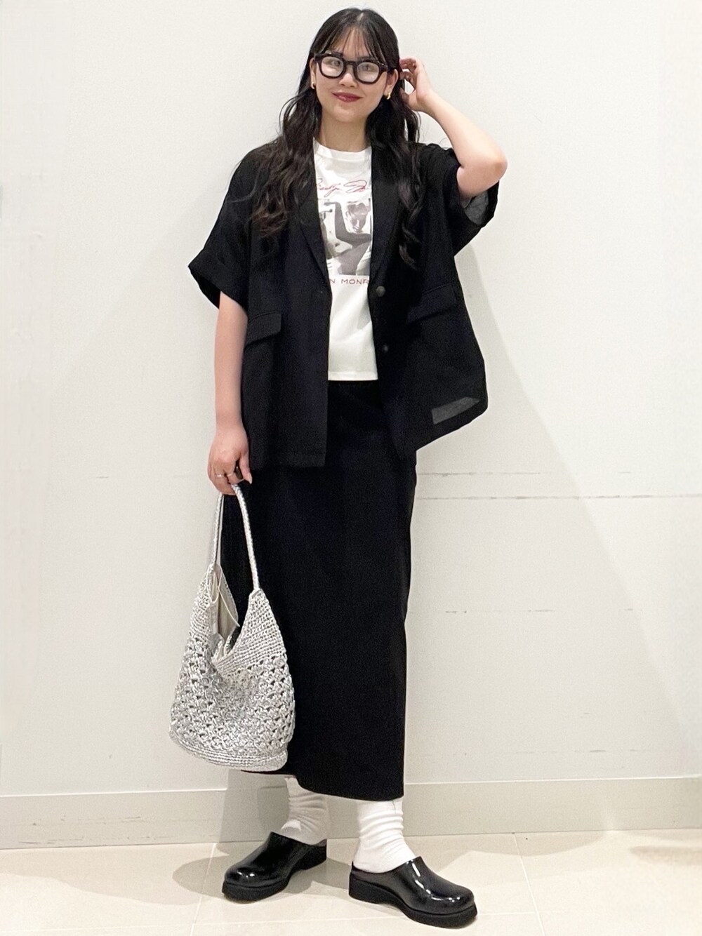 ブラック系のその他アウター、その他のTシャツ/カットソー、シルバー系のかごバッグを着用したレディースの春コーディネートの1枚目の写真