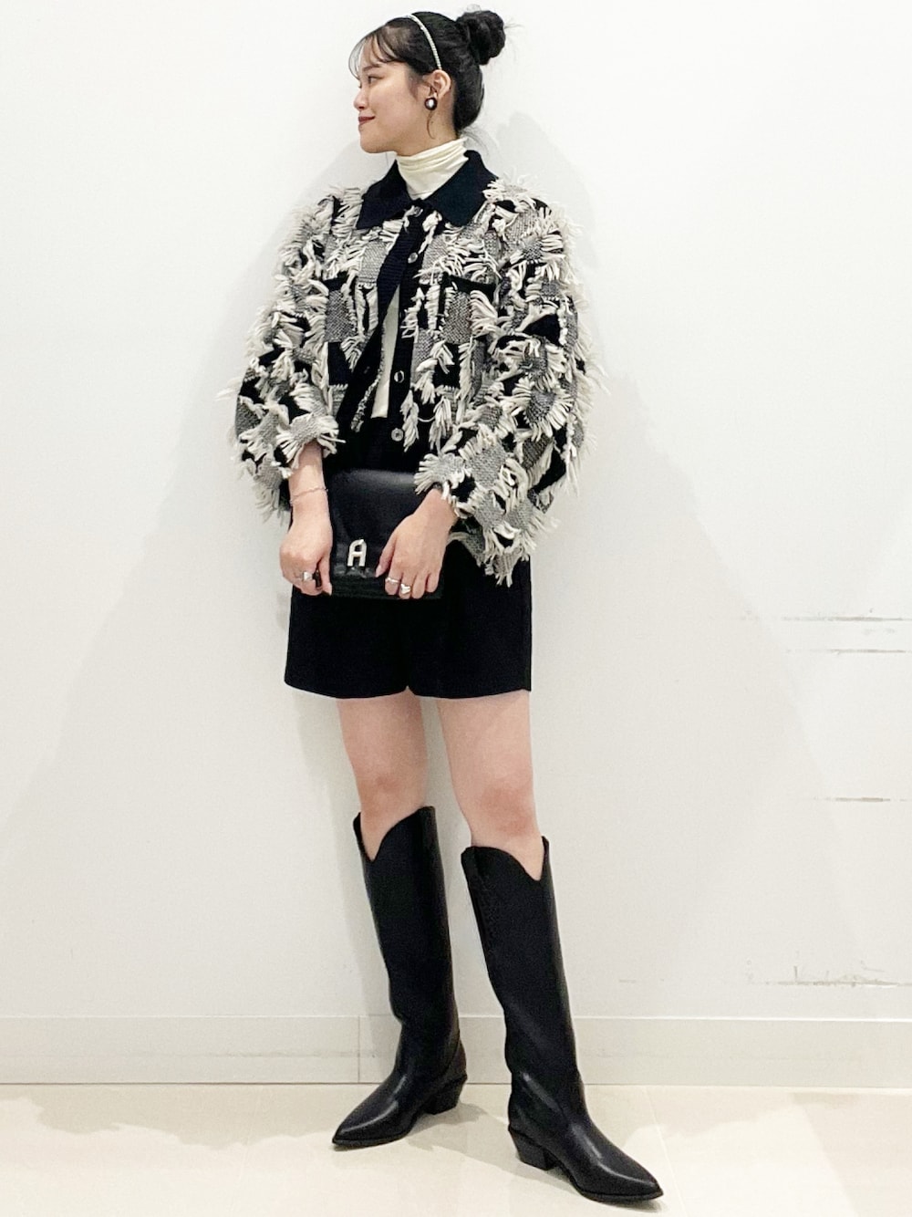 ブラック系のブーツ、ブラック系のその他アウター、ブラック系のその他パンツを着用したレディースの秋コーディネートの1枚目の写真