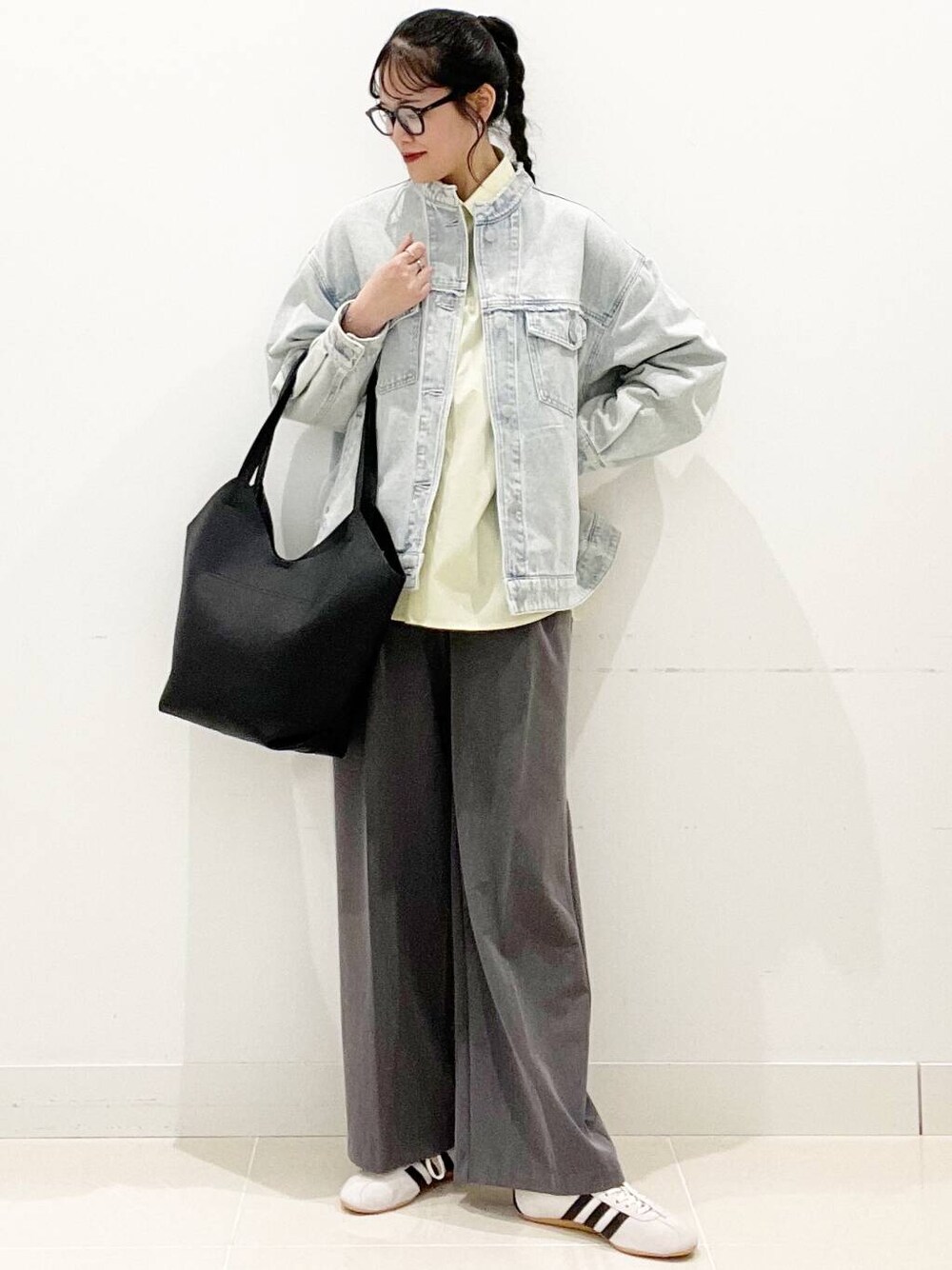 グレー系のその他パンツ、ブラック系のトートバッグ、イエロー系のシャツ/ブラウスを着用したレディースの冬コーディネートの1枚目の写真