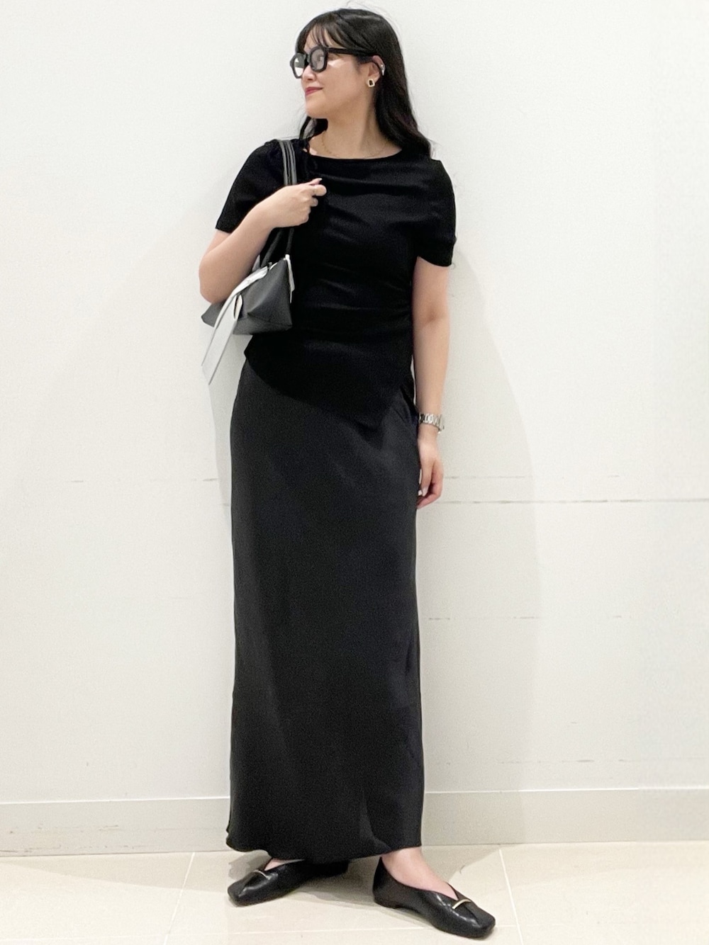 ブラック系のその他シューズ、ブラック系のスカート、ブラック系のTシャツ/カットソーを着用したレディースの春コーディネートの1枚目の写真