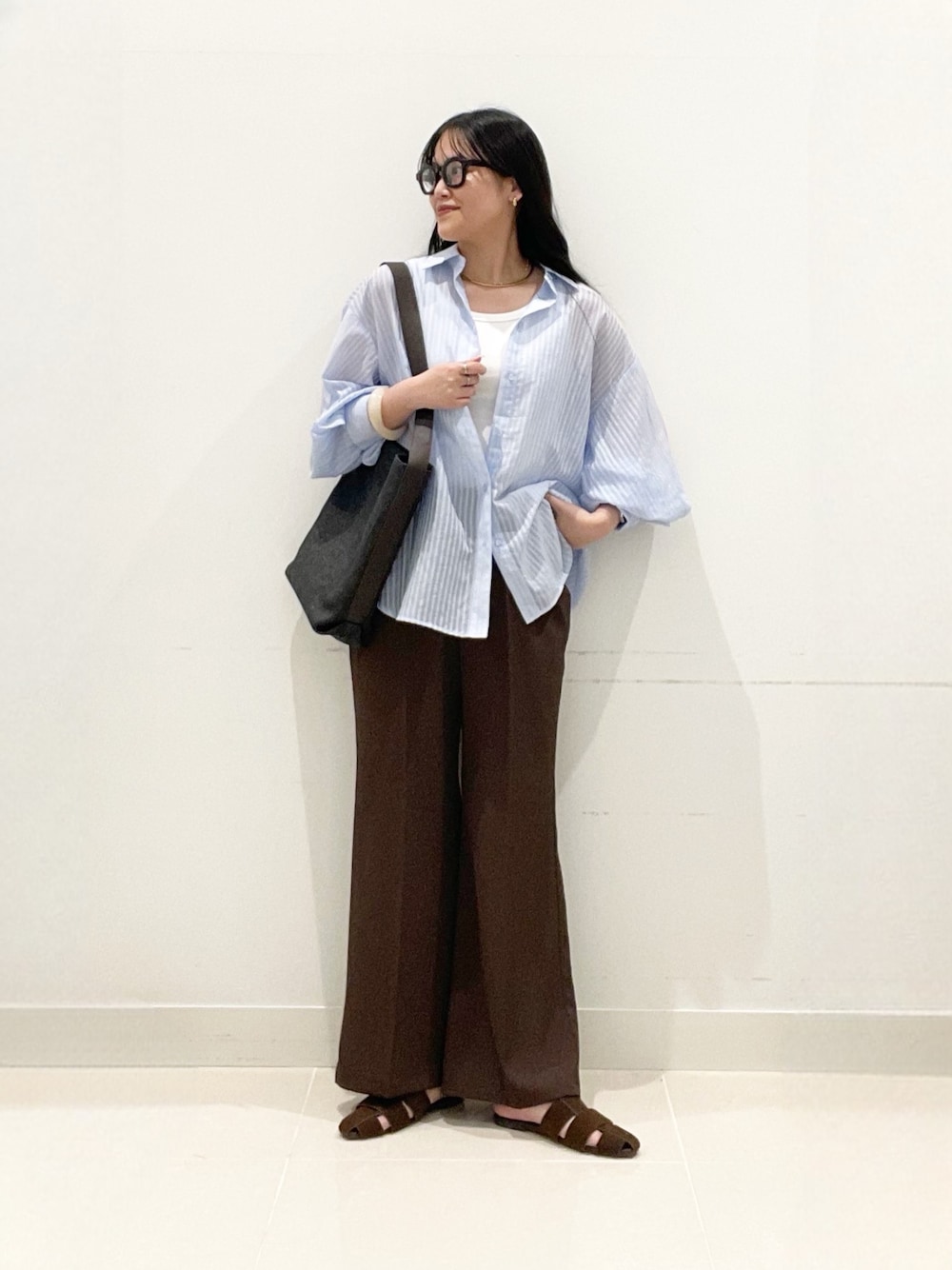 ブルー系のシャツ/ブラウス、ホワイト系のタンクトップ、ブラウン系のその他パンツを着用したレディースの夏コーディネートの1枚目の写真