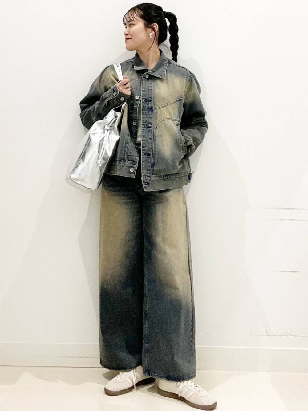 ホワイト系のスニーカー、ベージュ系のTシャツ/カットソー、シルバー系のトートバッグを着用したレディースの春コーディネートの1枚目の写真