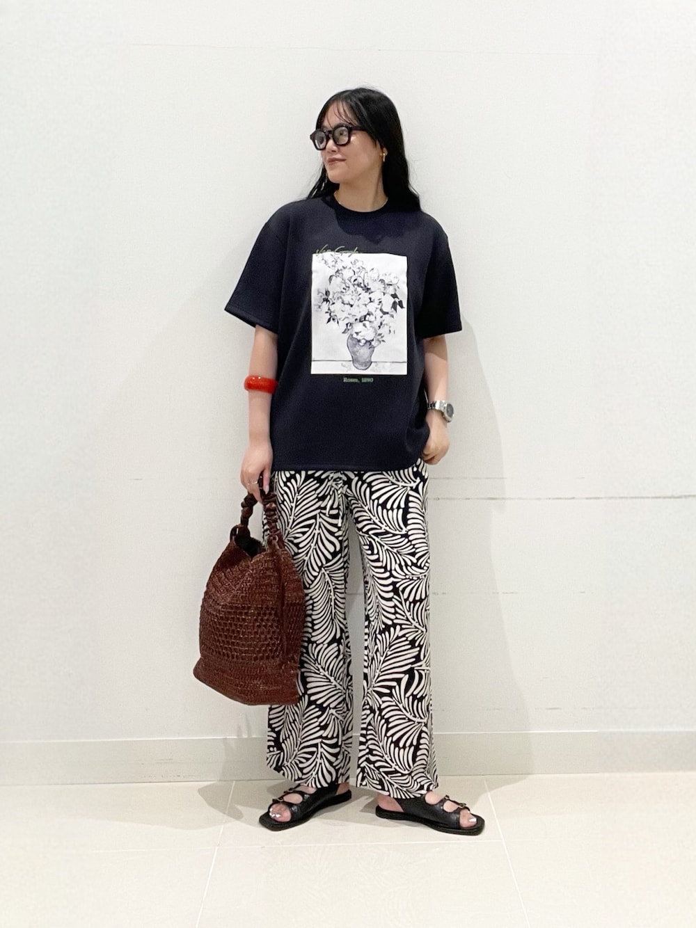 ブラック系のTシャツ/カットソー、ブラック系のその他パンツ、ブラウン系のショルダーバッグを着用したレディースの夏コーディネートの1枚目の写真