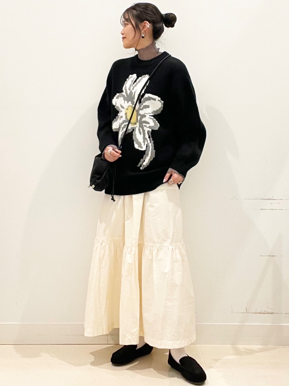 ブラック系のニット/セーターを着用したレディースの冬コーディネートの1枚目の写真