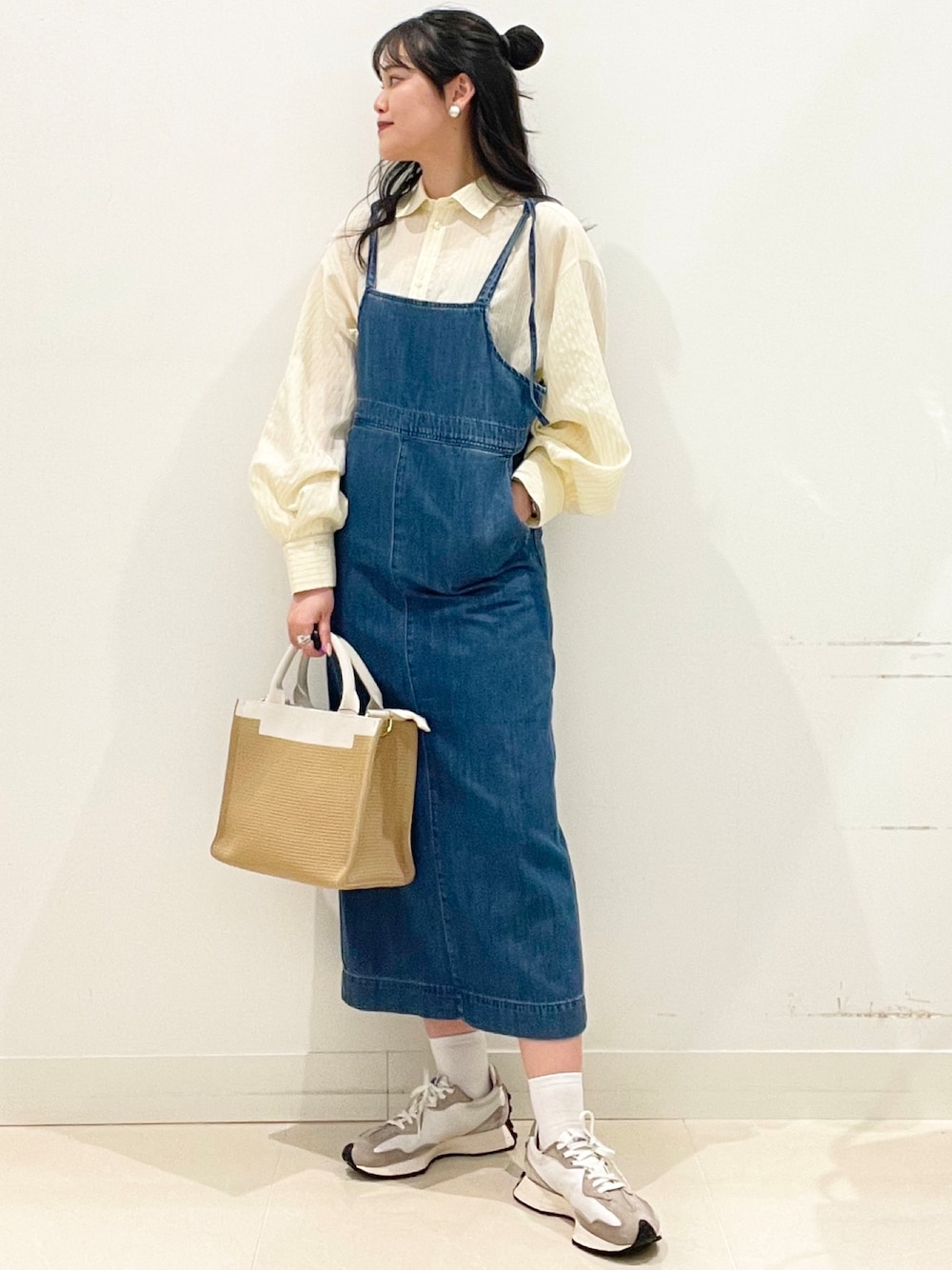 イエロー系のシャツ/ブラウス、ブルー系のワンピースを着用したレディースの冬コーディネートの1枚目の写真