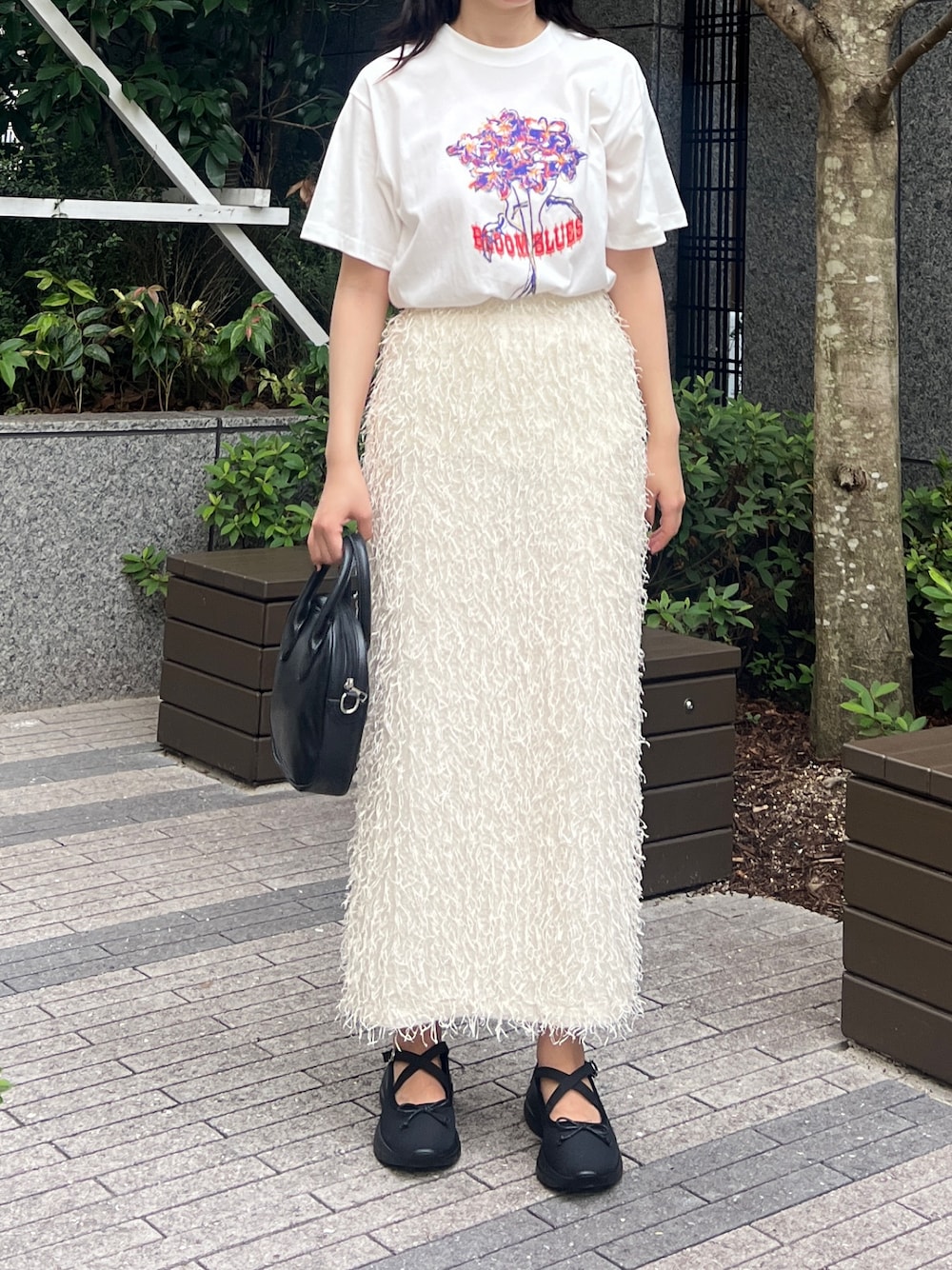 「夏コーデ、カジュアルコーデ、Tシャツ、スカート、スカートスタイル、シンプル」｜「cheriellaの【cheriella】WEB限定ラメフリンジタイトスカート（スカート、ホワイト系）」を使った、とこさん（レディース・158cm）の夏コーディネートの1枚目の写真