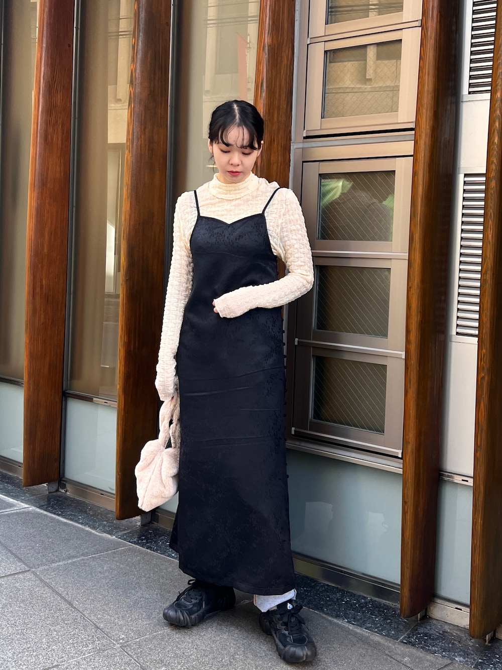 「大人カジュアル、シンプルスタイル、ワンピース、デニム、スニーカーコーデ」｜「CLEIOの【CLEIO】ジャガードキャミワンピース（ワンピース、ブラック系）」を使った、とこさん（レディース・158cm）の冬コーディネートの1枚目の写真