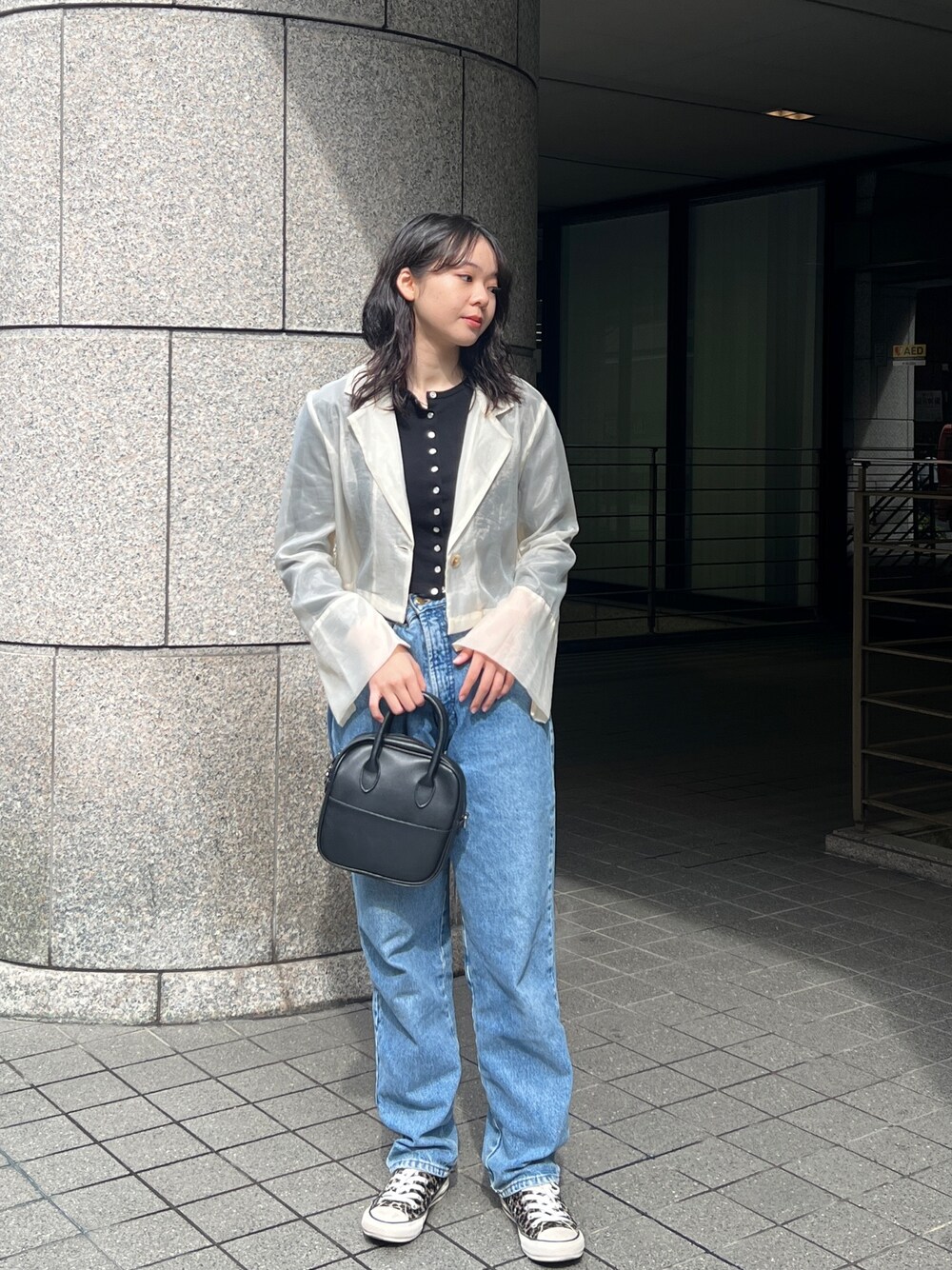 「スニーカー、デニム、ジャケットスタイル、シアー」｜「cheriellaの【cheriella】WEB限定袖スリットオーガンジージャケット（テーラードジャケット、ホワイト系）」を使った、とこさん（レディース・158cm）の春コーディネートの1枚目の写真