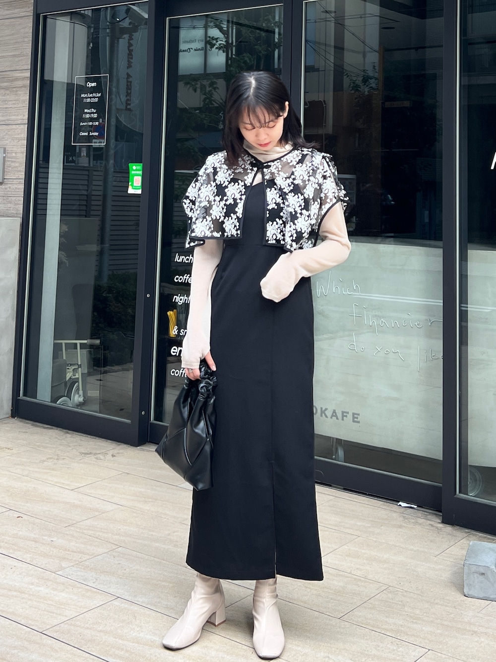 「おでかけコーデ、ワンピース、オケージョンワンピース」｜「CLEIOの【CLEIO】-オケージョン/結婚式- レースカラーセットキャミワンピース（ドレス、ブラック系）」を使った、とこさん（レディース・158cm）の冬コーディネートの1枚目の写真