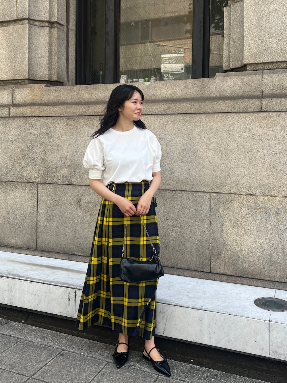 「白Tシャツ、パフスリーブ、パンプス、黒、白、チェーンバッグ、チェック、チェックスカート、きれいめカジュアル、リボン」｜「cheriellaの【cheriella】WEB限定パフスリーブTシャツ（Tシャツ/カットソー、ホワイト系）」を使った、とこさん（レディース・158cm）の春コーディネートの1枚目の写真