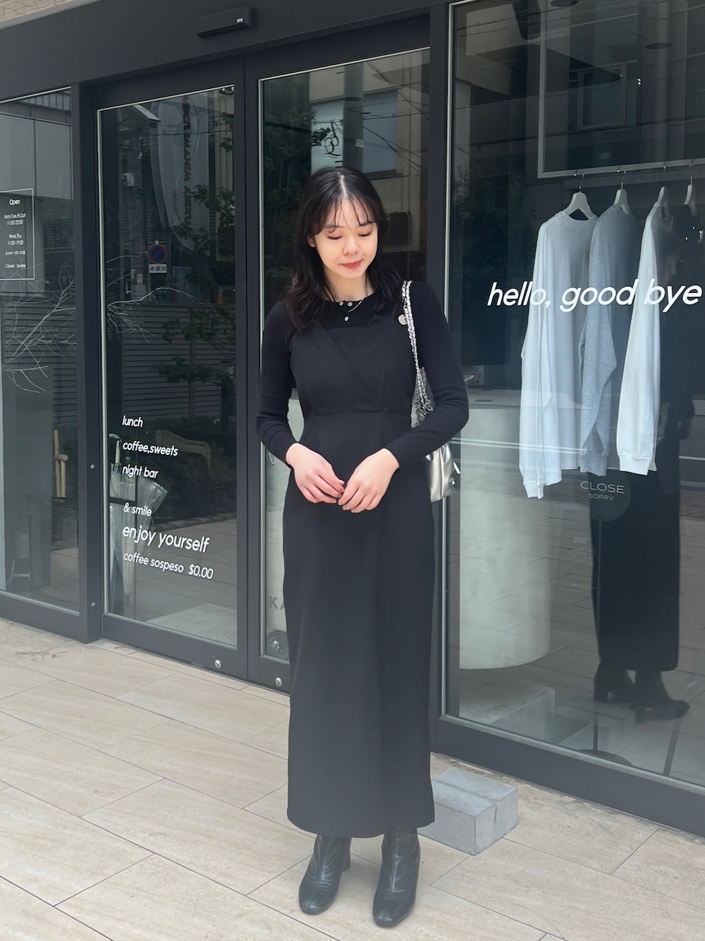 「ブラック、ブーツ、シルバーバッグ、シンプル」｜「agnes b.の【agnes b. pour ADAM ET ROPE'】RIB CD PRESSIONS（カーディガン/ボレロ、ブラック系）」を使った、とこさん（レディース・158cm）の春コーディネートの1枚目の写真