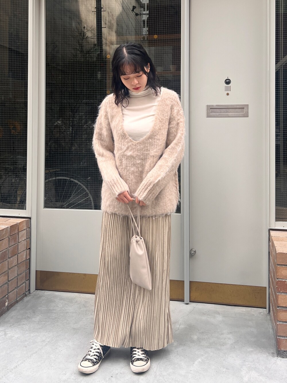 「シンプルコーデ、スニーカーコーデ、ワントーンコーデ、淡色コーデ、converse、レザー」｜「CLEIOの【CLEIO】シャギーUネックニット（ニット/セーター、ベージュ系）」を使った、とこさん（レディース・158cm）の冬コーディネートの1枚目の写真