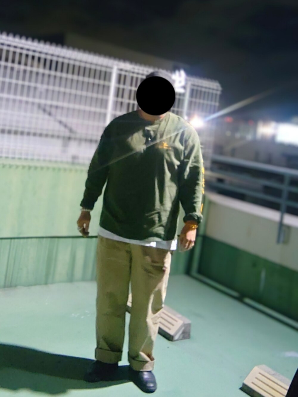 「チノパン、Liberaiders」｜「Liberaidersのアイテム（Tシャツ/カットソー、グリーン系）」を使った、90kumakumaさん（メンズ・175cm）の秋コーディネートの1枚目の写真