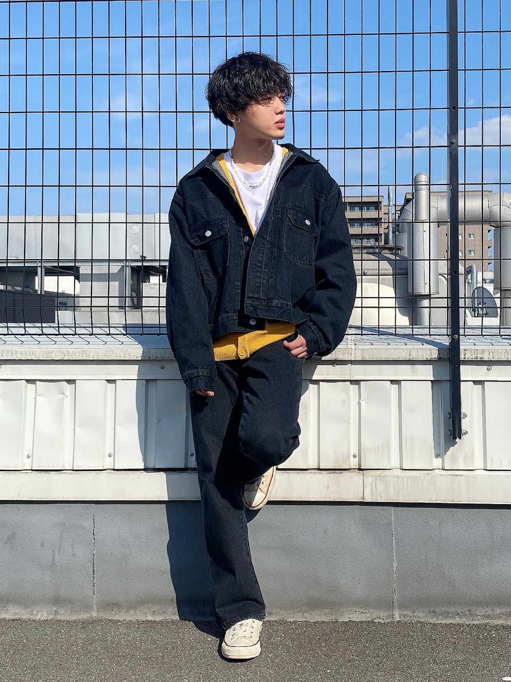 ブラック系のデニムパンツ、ブラック系のデニムジャケット、イエロー系のカーディガン/ボレロを着用したメンズの春コーディネートの1枚目の写真
