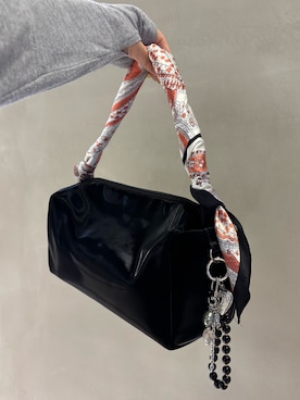 「SMELLY（スメリー）のシャイニースクエアバッグ（トートバッグ、ブラック系）」を使った、ユウナさん（レディース・158cm）の春コーディネート