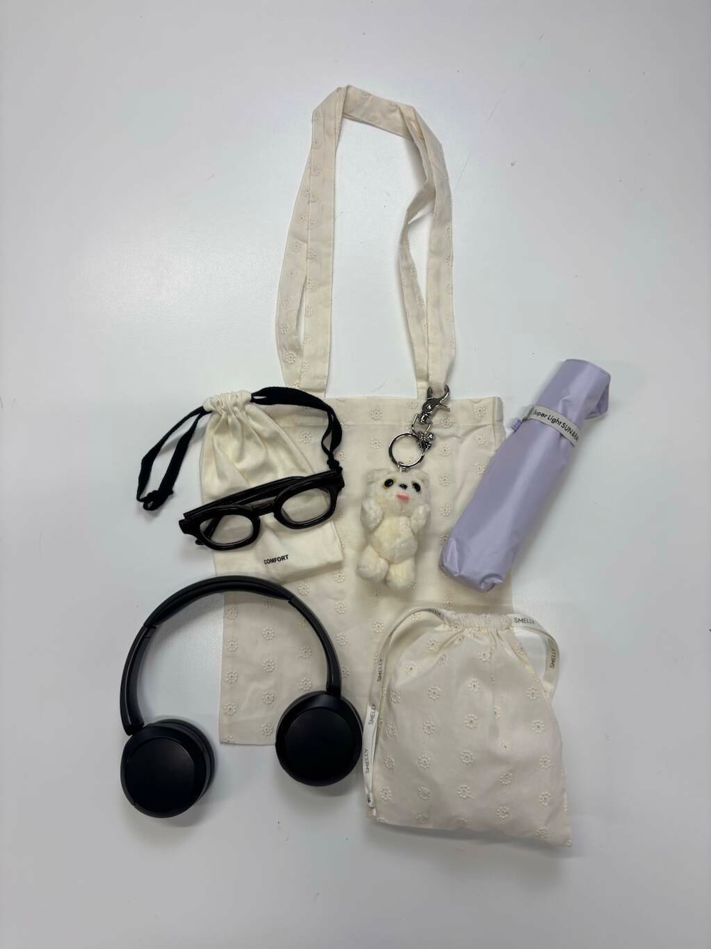 「トートバッグ、SMELLY、ダテメガネ、ポーチ、折りたたみ傘、comfort、巾着ポーチ、because」｜「SMELLYのワイドフレームダテメガネ（メガネ、ブラウン系）」を使った、yuuu1111naさん（レディース・159cm）の春コーディネートの1枚目の写真
