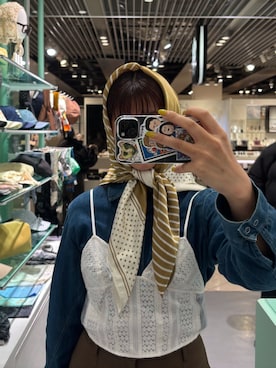 「SMELLY（スメリー）のアソートビッグスカーフ（バンダナ/スカーフ、ベージュ系）」を使った、ユウナさん（レディース・158cm）の春コーディネート