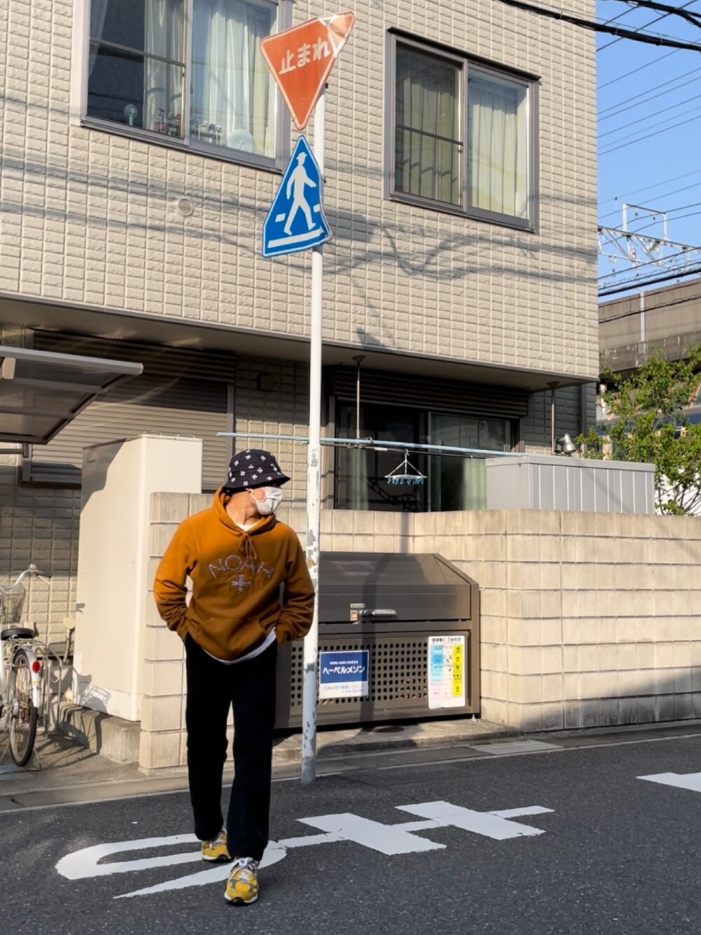 「春コーデ、大人カジュアル、ビッグシルエット、スニーカー、ラフ、お洒落さんとつながりたい、ストリートコーデ、夏、カーディガン、ootd、ワイドパンツ」｜「Dickiesのアイテム（パンツ、ブラック系）」を使った、seasoundさん（メンズ・170cm）の春コーディネートの1枚目の写真