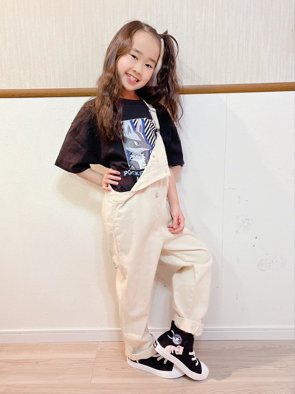 ブラック系のTシャツ/カットソー、ホワイト系のオールインワン・サロペット、ブラック系のスニーカーを着用したキッズの春コーディネートの1枚目の写真