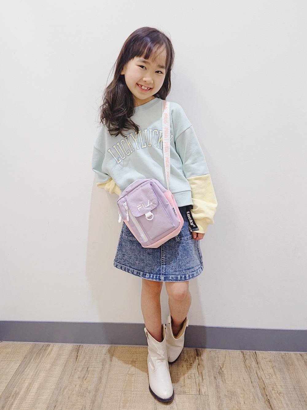 「春コーデ、スカート、ロゴスウェット、ビタミンカラー、ショルダーバッグ、ショートブーツ、おしゃれさんと繋がりたい、デニムスカート、ショート丈トップス」｜「Right-onの【TEGTEG LUCKY2】袖切り替えプルオーバー（スウェット、グリーン系）」を使った、yuuさん（キッズ・120cm）の冬コーディネートの1枚目の写真