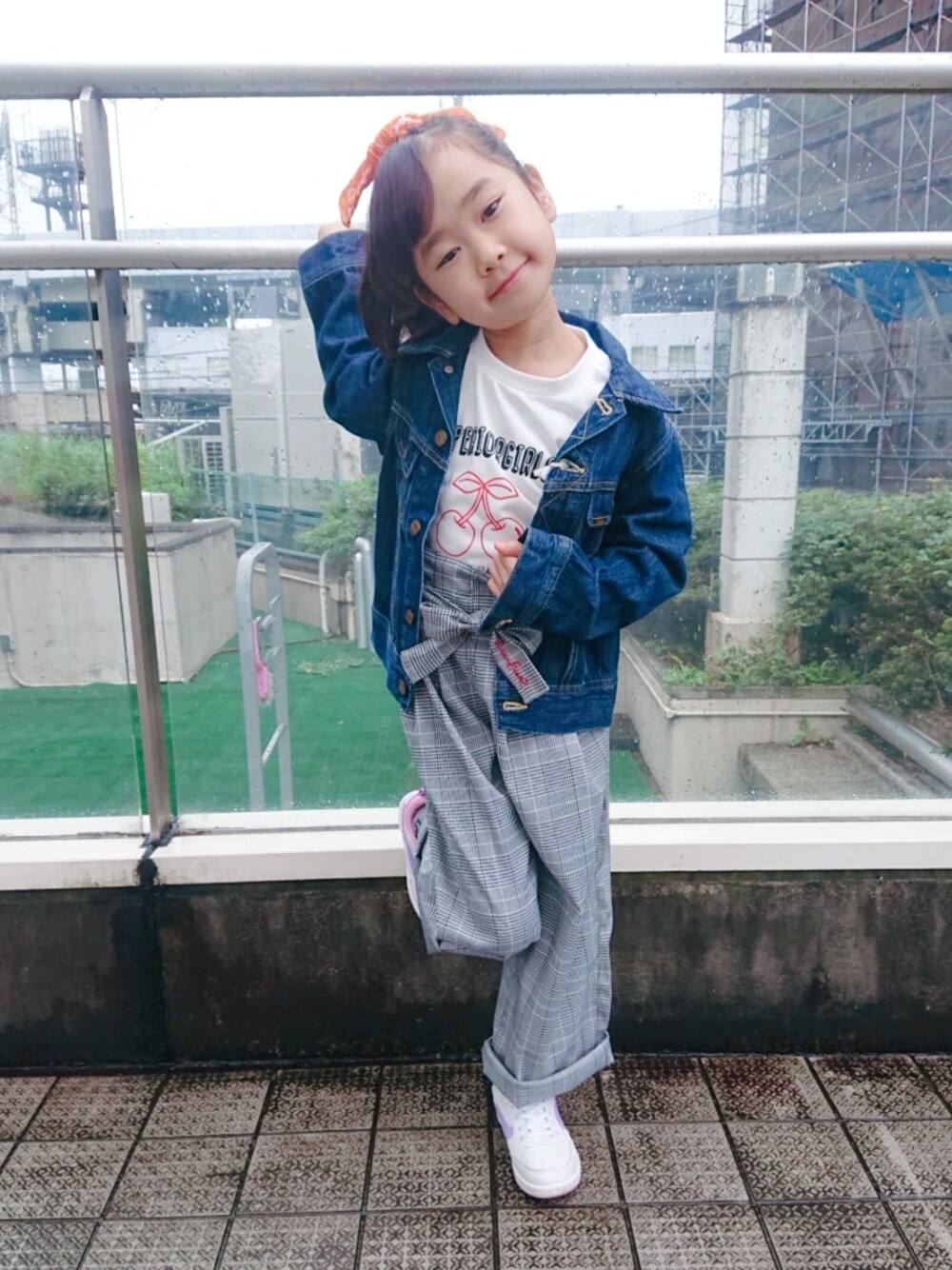 「スニーカー、カバーオール、デニムジャケット、デニム、チェックパンツ、チェック、秋冬コーデ」｜「VIVIAN BLUEのアイテム（その他パンツ、ホワイト系）」を使った、yuuさん（キッズ・120cm）の秋コーディネートの1枚目の写真