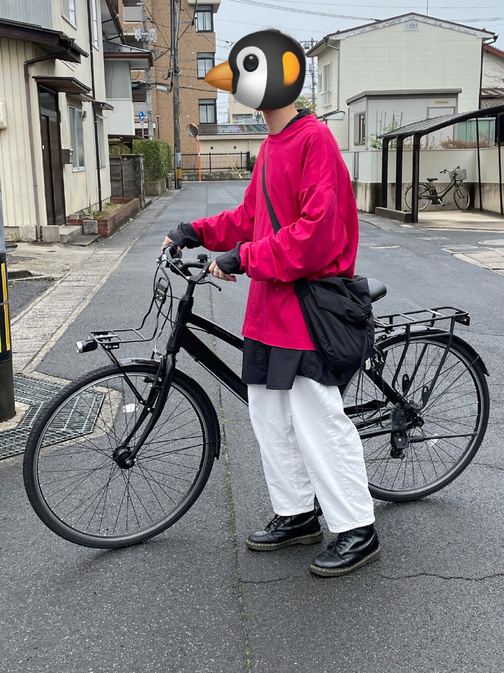 「メンズコーデ、シンプルスタイル、ゆるコーデ、自転車スタイル、古着MIX、古着、ビビッドカラー、ピンク、ホワイトパンツ、メッセンジャーバッグ、maisonspecial、UNIQLO、GU、Dr.Martens」｜「MAISON SPECIALのアイテム（Tシャツ/カットソー、ピンク系）」を使った、颯爽さん（メンズ・174cm）の春コーディネートの1枚目の写真