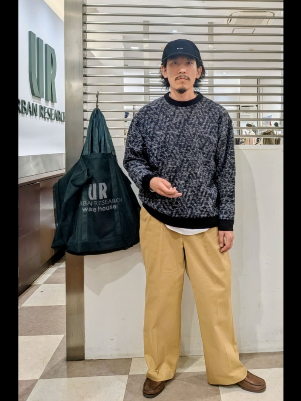 ブラック系のニット/セーター、ベージュ系のその他パンツ、ホワイト系のTシャツ/カットソーを着用したメンズの秋コーディネートの1枚目の写真