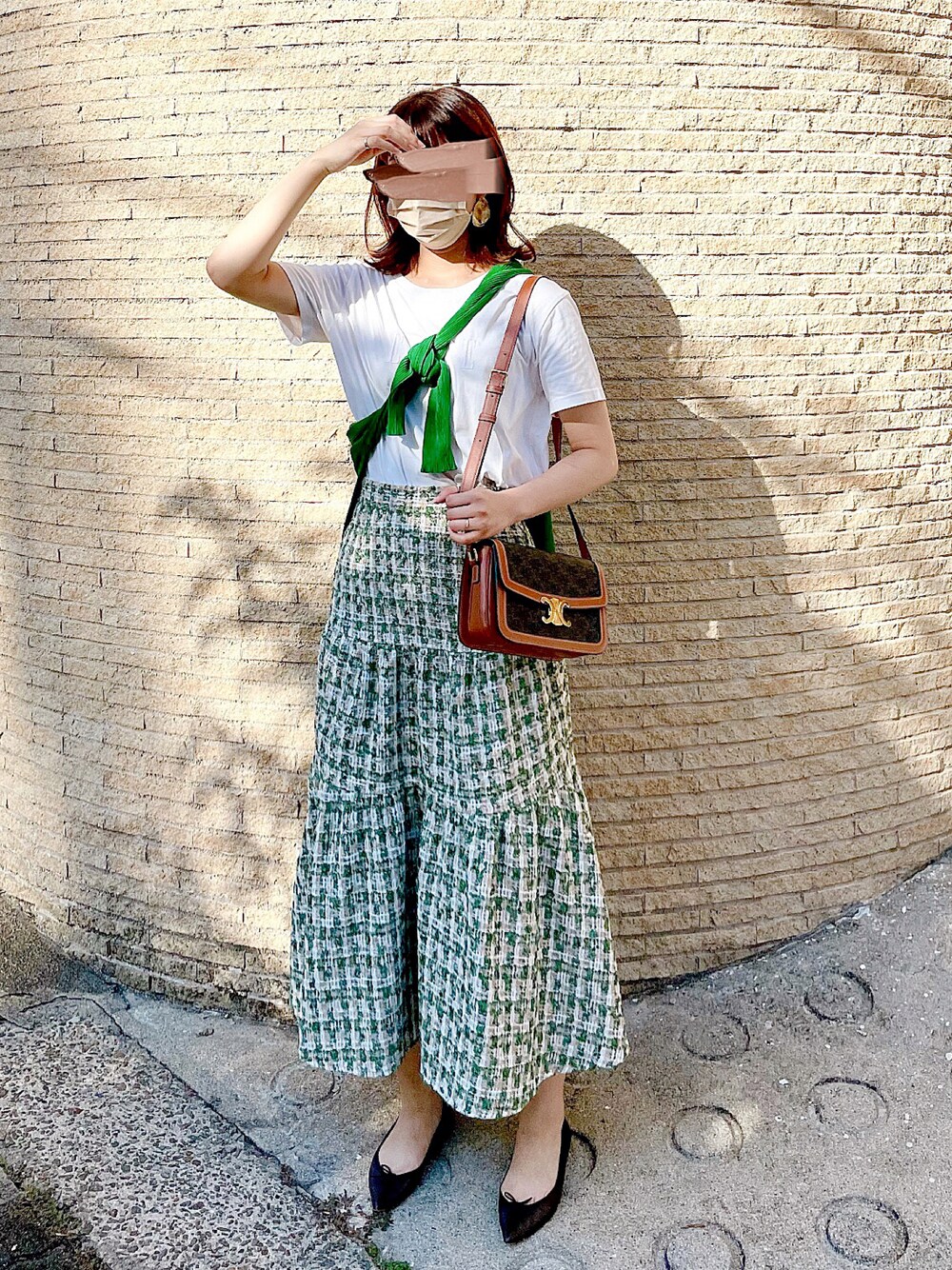 「IENA、CELINE、GU、バレエシューズ、repetto、ツイードスカート、レペット、白Tシャツ、グリーンコーデ、セリーヌ、カーディガン肩かけ、緑コーデ、たすき掛け、グリーンスカート」｜「IENAの4*4リブロングカーディガン◆（カーディガン/ボレロ、グリーン系）」を使った、miiiiさん（レディース・169cm）の秋コーディネートの1枚目の写真