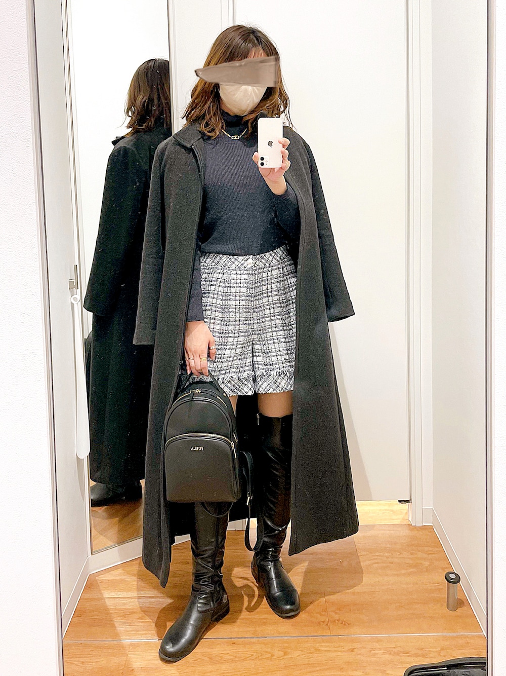 「ブラックコーデ、黒コーデ、タートルネックニット、ロングコート、ショートパンツ、ショーパン、ロングブーツ、ニーハイブーツ、ツイードパンツ、furla、フルラ、高身長女子」｜「Viaggio Bluのカラミチェックレースドッキングショートパンツ（その他パンツ、ブルー系）」を使った、miiiiさん（レディース・169cm）の冬コーディネートの1枚目の写真