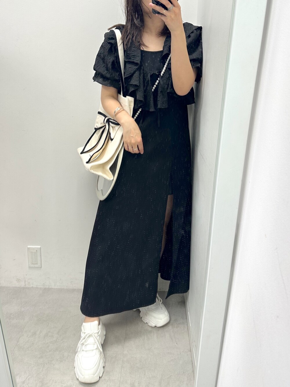 「オリーブ デ オリーブ(OLIVE des OLIVE)、レイヤードスタイル、プチプラ、トートバッグ、厚底シューズ、キャミワンピ、春夏コーデ、ワンピース、ロングワンピース、ブラック、スニーカー、白スニーカー」｜「OLIVE des OLIVEの【WEB限定カラー有】推しなフリルボレロワンピース（ワンピース、ブラック系）」を使った、s13_oliveさん（レディース・158cm）の春コーディネートの1枚目の写真