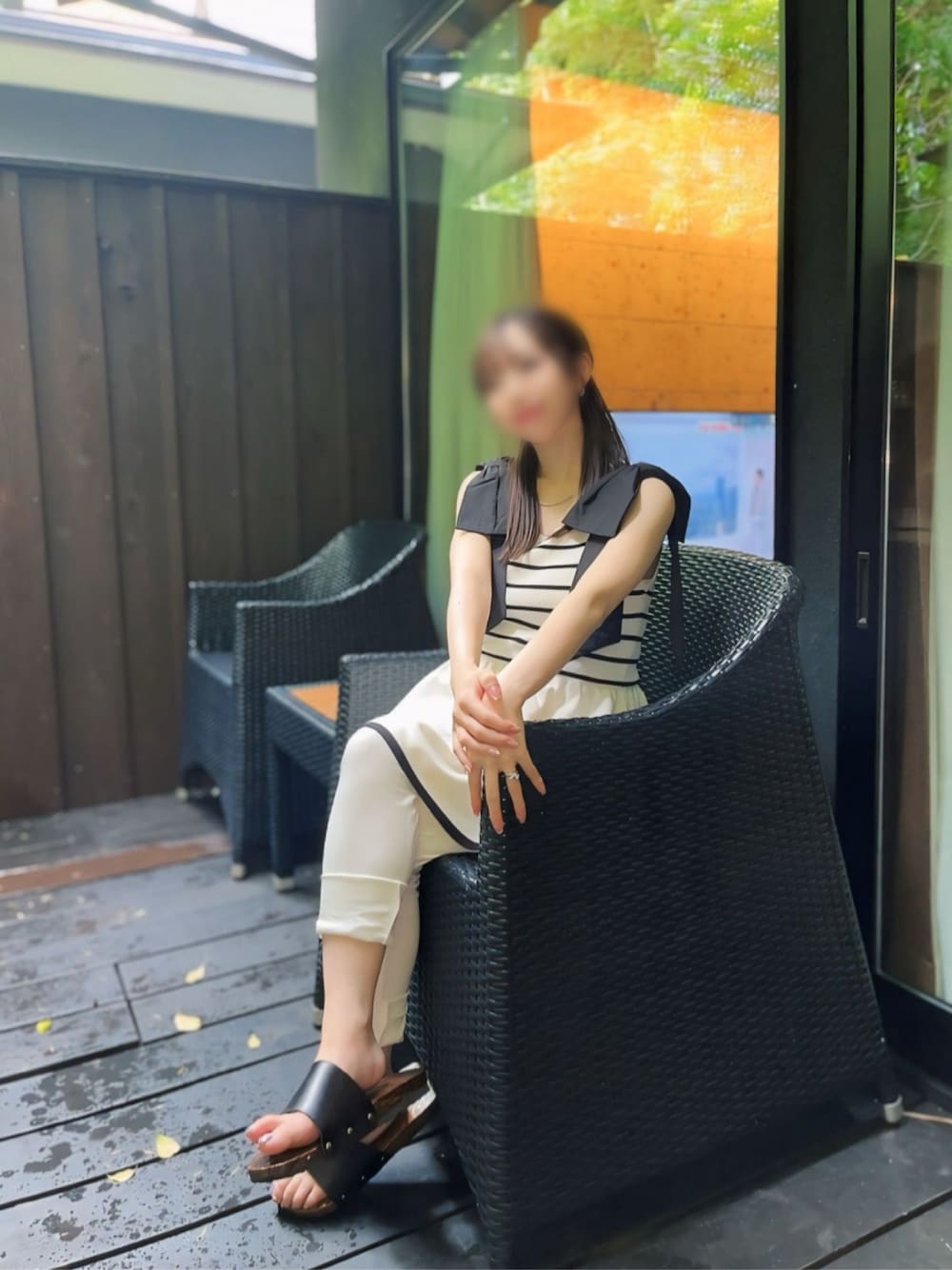「お出かけコーデ、オトナカワイイ、低身長女子、ootd、デニム、ホワイトコーデ、骨格ウェーブ、ブルベ夏、マタニティコーデ、低身長コーデ、大人フェミニン」｜「31 Sons de modeのリボン付き２ＷＡＹペプラムニット（ニット/セーター、ホワイト系）」を使った、sさん（レディース・147cm）の夏コーディネートの1枚目の写真